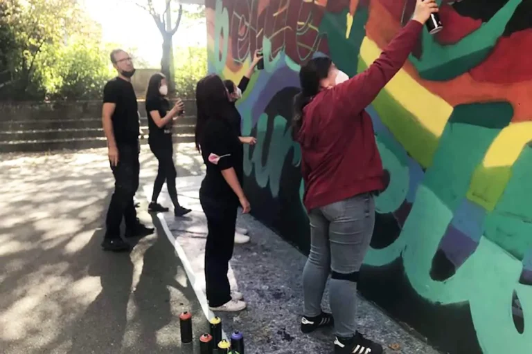 Bei unserem Graffiti-Schulprojekt in Ludwigsburg gestalteten 14 Schüler der Eberhard-Ludwig-Schule drei Wände mit dem Schriftzug „believe in yourself".