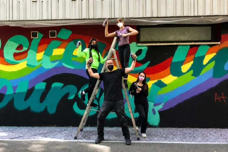 Bei unserem Graffiti-Schulprojekt in Ludwigsburg gestalteten 14 Schüler der Eberhard-Ludwig-Schule drei Wände mit dem Schriftzug „believe in yourself".