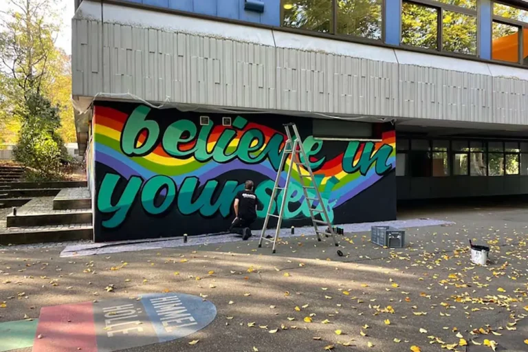 Bei unserem Graffiti-Schulprojekt in Ludwigsburg gestalteten 14 Schüler der Eberhard-Ludwig-Schule drei Wände mit dem Schriftzug „believe in yourself".