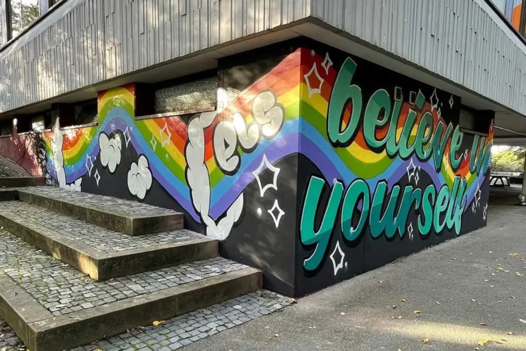 Bei unserem Graffiti-Schulprojekt in Ludwigsburg gestalteten 14 Schüler der Eberhard-Ludwig-Schule drei Wände mit dem Schriftzug „believe in yourself".