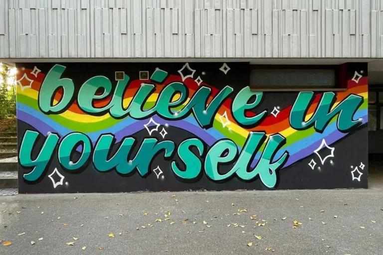 Bei unserem Graffiti-Schulprojekt in Ludwigsburg gestalteten 14 Schüler der Eberhard-Ludwig-Schule drei Wände mit dem Schriftzug „believe in yourself".