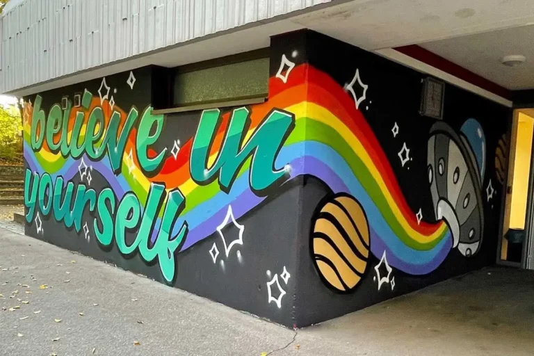 Bei unserem Graffiti-Schulprojekt in Ludwigsburg gestalteten 14 Schüler der Eberhard-Ludwig-Schule drei Wände mit dem Schriftzug „believe in yourself".